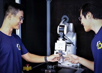 New software allows industrial robots to achieve touch sensitivity and precision close to human hands