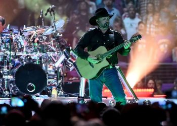 Pics: Garth Brooks, Trisha Yearwood Greet ‘House of Horrors’ Turpin Siblings in San Diego