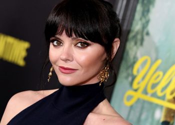 Christina Ricci Calls Out Ashton Kutcher & Mila Kunis With Message – Hollywood Life